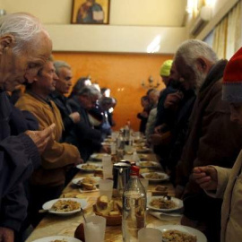 Ancianos en un comedor social. /REUTERS