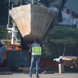 15/3/2023 El narcosubmarino es trasladado por una grúa, a 15 de marzo de 2023, en A Illa de Arousa, Pontevedra, Galicia (España). La embarcación semisumergible fue avistada el pasado 13 de marzo en el interior de la ría de Arousa.