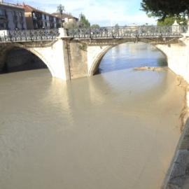 Imagen del río Segura a su paso por Murcia. EFE/Israel Sánchez.