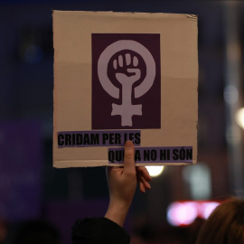 Foto de archivo de una mujer con un cartel durante la manifestación encabezada por el Moviment Feminista de Mallorca