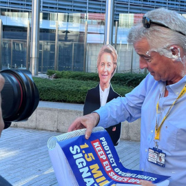 El director de Ryanair después de haber recibido un 'tartazo' en la cara, en Bruselas a 7 de septiembre de 2023.