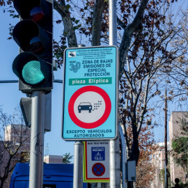 Un cartel anuncia la Zona de Bajas Emisiones (ZBE) en Plaza Elíptica, a 4 de enero de 2023, en Madrid.