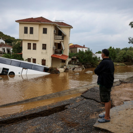 Un hombre observa un autobús sumergido tras las inundaciones , en Platanias, Grecia, el 6 de septiembre de 2023.