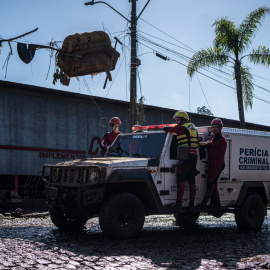 Bomberos se trasladan hoy entre los destrozos causados por el paso de un ciclón en la ciudad de Roca Sales, en el estado de Río Grande do Sul (Brasil).