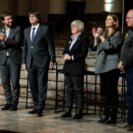 El presidente cesado Carles Puigdemont y los exconsellers Antoni Comin, Clara Ponsati, Meritxell Serret y Luis Puig, en un encuentro con alcaldes catalanes en Bruselas el pasado 7 de noviembre. REUTERS/Pascal Rossignol