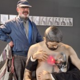 La historia de amor imposible de Rodrigo, el artista detrás de la escultura gay que arrasa en ARCO