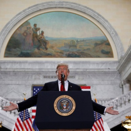 El presidente de EEUU, Donald Trump, ante el Capitolio del Estado de Utah, dónde ha anunciado grandes recortes en las reservas naturales. REUTERS/Kevin Lamarque