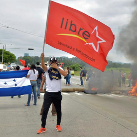 Activistas de la Alianza de Oposición contra la Dictadura mantienen protestas desde tempranas horas de este jueves en Tegucigalpa y otras ciudades del país contra un supuesto 'fraude' en los comicios. EFE/José Valle