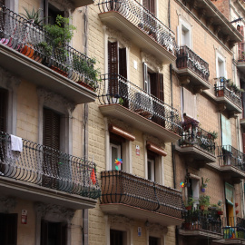 Façanes de diversos edificis al Poble-sec