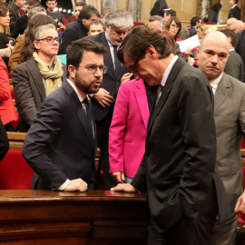 El president de la Generalitat, Pere Aragonès, parlant el líder del PSC, Salvador Illa, després de la votació sobre la B-40