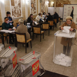 Una señora deposita su voto en un colegio electoral en Moscú en las elecciones presidencias rusas este 15 de marzo de 2024.