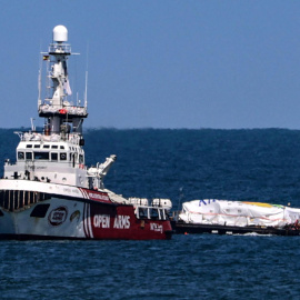 El barco de la ONG Open Arms desplazándose por el mar desde Chipre a Gaza con la plataforma de World Central Kitchen cargada de alimentos este 15 de marzo de 2024.