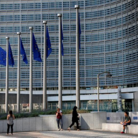 Banderas europeas en el exterior del Edificio Berlaymont, de Bruselas, la sede de la Comisión Europea. REUTERS/Francois Lenoir