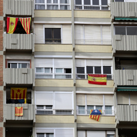 Banderas españolas, senyeras y esteladas en un edificio de viviendas en Barcelona. REUTERS/Albert Gea