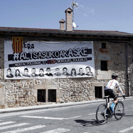 Pancarta en la localidad de Iturmendi en apoyo a los ocho jóvenes que han sido juzgados en la Audiencia Nacional acusados de agredir a dos guardias civiles en Alsasua (Navarra).EFE/Jesus Diges