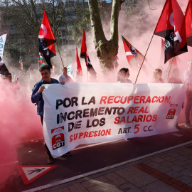 Los sindicatos exigen aumentos salariales durante una protesta antes de la Junta General Anual de Accionistas del banco español BBVA en el Palacio Euskalduna, en Bilbao.