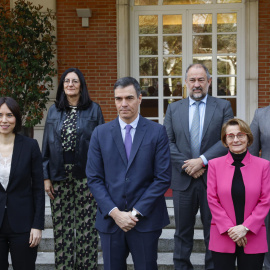 Pedro Sánchez, Diana Morant y autoridades de la CRUE posan para la foto de familia antes de la reunión mantenida este viernes en Moncloa.