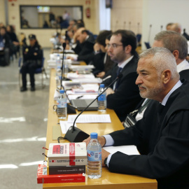 El expresidente de Ausbanc, Luis Pineda (1d), en el banquillo de la Audiencia Nacional durante el juicio en su contra el 29 de enero de 2020.