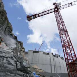 Trabajos de construcción en la presa Vieux Emosson durante una visita a la planta hidráulica de Nant de Drance cerca de la frontera de Suiza y Francia. REUTERS/Pierre Albouy