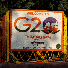 Un agente de las fuerzas de seguridad indias hace guardia junto a un cartel decorado con flores en una acera en las vísperas de la Cumbre del G20 en Nueva Delhi (India). REUTERS/Amit Dave