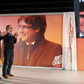 Los exconsellers y candidatos de JxSí Jordi Turull y Josep Rull (i) hablan por videoconferencia con el expresidente Puigdemont durante la rueda de prensa que han ofrecido después de salir de prisión. EFE/Toni Albir