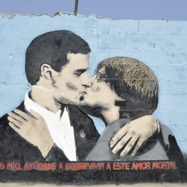 Mural al parc de les Glòries de l'artista TVBoy que recrea un petó entre Sánchez i Puigdemont.