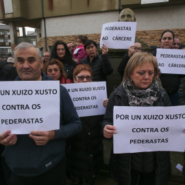 Un grupo de personas con pancartas en una concentración de repulsa por el caso de la niña violada en Baleira, a 21 de enero de 2023.