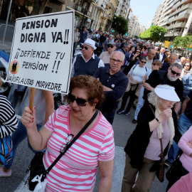 Varias mujeres en una manifestación de pensionistas, en Valencia. REUTERS/Heino Kalis