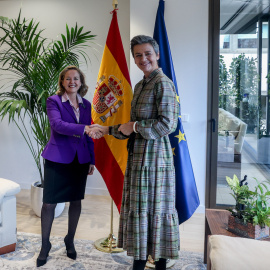 Nadia Calviño saluda a la vicepresidenta y comisaria de Competencia de la Comisión Europea, Margrethe Vestager, a 18 de noviembre de 2022, en Madrid.