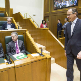 El presidente del PP vasco, Alfonso Alonso, pasa ante el lehendakari Iñigo Urkullu a su llegada al salón de plenos del Parlamento Vasco. EFE/David Aguilar