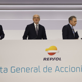 El presidente no ejecutivo de Repsol, Antonio Brufau (c) junto al consejero delegado Josu Jon Imaz (i) y el secretario del consejo de administración Pablo Blanco (d) durante la junta de accionistas de la petrolera en Madrid. EFE/Mariscal