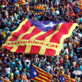 Miles de personas se manifiestan por la independencia de Catalunya en la plaza de Espanya de Barcelona. / EFE