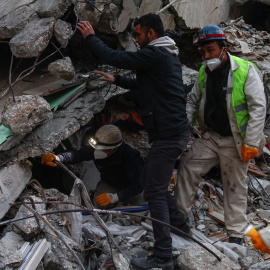 Rescatistas trabajan en el lugar donde se derrumbaron edificios tras un fuerte terremoto, en Hatay, Turquía, a 14 de febrero de 2023.