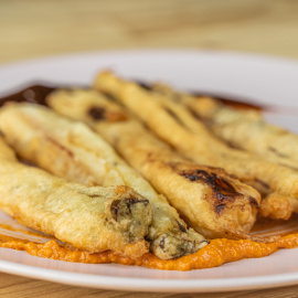 Calçots en tempura, amb salsa romesco i salsa teriyaki