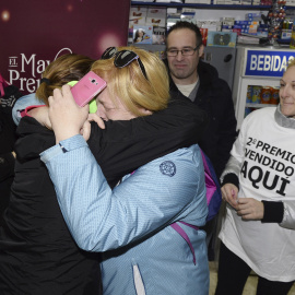 Agraciados con el segundo premio del Sorteo Extraordinario de la Lotería de Navidad, el 04.536, celebran en la administración de Medina del Campo número 84630 "Los Futbolines", que ha repartido 6,5 millones de euros. EFE/Nacho Gallego