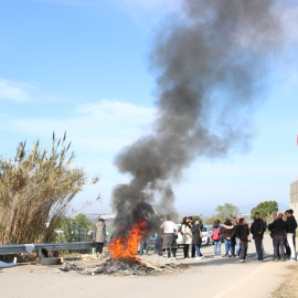 16/03/2024 - Foguera que bloqueja l'accés a la presó de Quatre Camins, a la Roca del Vallès, aquest dissabte.