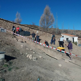 Familiares de las víctimas y voluntarios de Arico, durante los trabajos de exhumación en el cementerio de Pómer. ARICO