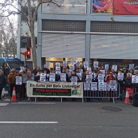 Foto de família de la concentració contra l'ampliació de l'aeroport del Prat davant la seu del PSC de Barcelona