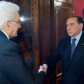 El presidente italiano Sergio Mattarella saluda al líder de Forza Italia, Silvio Berlusconi, durante la tercera ronda de contactos para intentar formar un Gobierno en Italia. /REUTERS