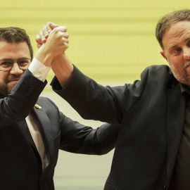 El president de la Generalitat, Pere Aragonés (i) y el presidente de ERC, Oriol Junqueras (d) durante el primer mitin de ERC tras el anuncio del adelanto electoral, el 16 de marzo de 2024 en Barcelona.