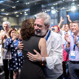 El director del Gabinete de la Presidencia de la Comunidad de Madrid, Miguel Ángel Rodríguez, abraza a la presidenta de Madrid Isabel Díaz Ayuso, el pasado 21 de mayo de 2022.