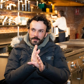 El chef Iván Domínguez, en su restaurante Xeito 19'20", en Madrid.