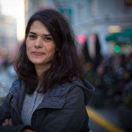 Isabel Serra, portavoz de la dirección de Podemos en la Comunidad de Madrid, diputada autonómica y candidata a la Secretaría General del partido en Madrid ciudad, retratada en la Gran Vía de Madrid. CHRISTIAN GONZÁLEZ