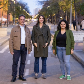 La candidata a la Alcaldía de Madrid, Rita Maestre, junto a Luis Nieto y Catalina Abell, de Verdes Equo.