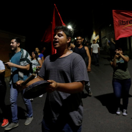 Un grupo de personas participan en una cacerolada en las calles de Tegucigalpa (Honduras). REUTERS/Henry Romero