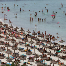 Turistas abarrotan la playa del Arenal, en Palma de Mallorca. REUTERS