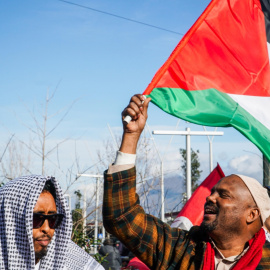 Personas ondean banderas palestinas en una manifestación bajo el lema "Detengan el genocidio" en solidaridad con el pueblo palestino, en Nápoles, Italia, el 15 de marzo de 2024.