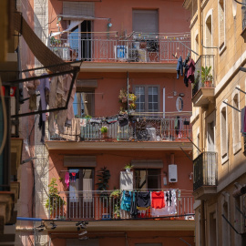 Fachada de un edificio de viviendas, a 17 de mayo de 2023, en Barcelona.