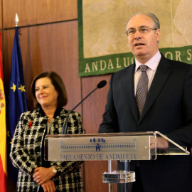 El presidente del Paerlamento de Andalucía, Juan Pablo Durán, en un acto con la consejera autonómica de Igualdad, María José Sánchez Rubio.