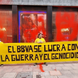 Los activistas frente a la sede del BBVA en Bilbao este domingo.